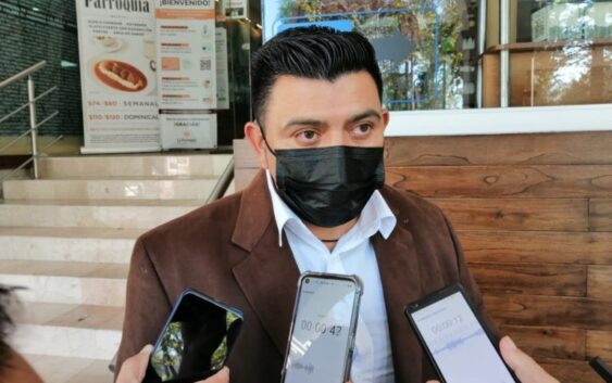 Iván Edilberto Munguía Vargas, regidor único de Ayahualulco, denunció al alcalde Arturo Morales Rosas intentó quitarle la Comisión de Hacienda y Patrimonio Municipal