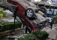 Cae carro dentro de la Universidad La Salle