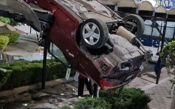 Cae carro dentro de la Universidad La Salle
