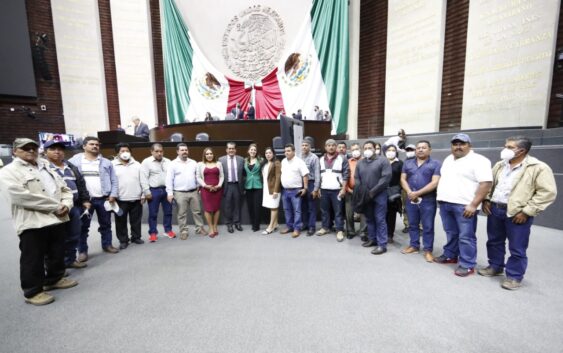 Agilizan entrega de permisos para pescadores de Tamiahua; Sergio Gutiérrez Luna interviene