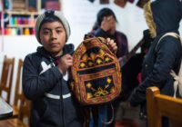 Niñas y niños mantienen viva la creación de bordados y textiles