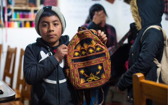 Niñas y niños mantienen viva la creación de bordados y textiles
