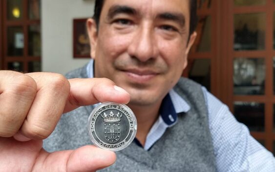 Lanza Fundacrover moneda suvenir conmemorativa de los 500 años del escudo de Veracruz