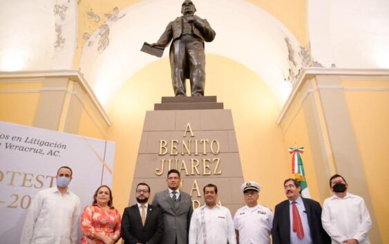 Abre Sergio Gutiérrez la Cámara de Diputados a sus paisanos abogados