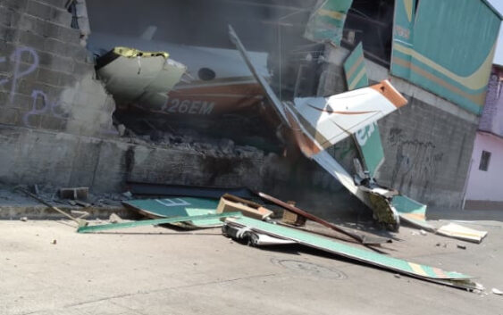Cae avioneta en tienda de Temixco, Morelos