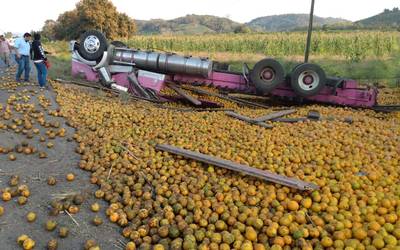 Conductor tiró las naranjas y a punto estuvo de morir en incendio