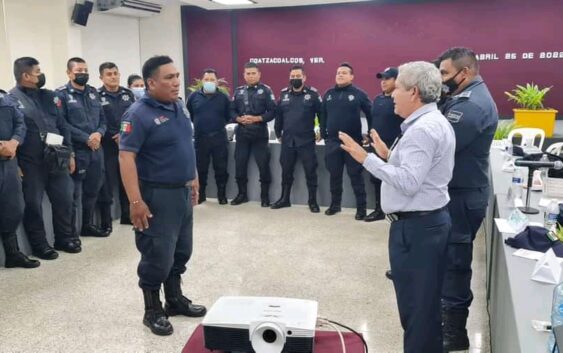 Capacitan a más de 250 policías en Coatzacoalcos