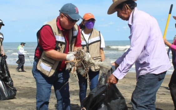 Noe Castillo Olvera, alcalde de Agua Dulce, y 500 personas más, limpiaron 7 kilómetros playa, entre ellas, «Las Palmitas»