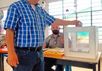 Acude Jorge Enrique Velázquez Pérez a emitir su voto Acude Jorge Enrique Velázquez Pérez a emitir su voto