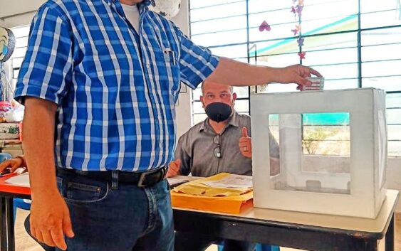 Acude Jorge Enrique Velázquez Pérez a emitir su voto