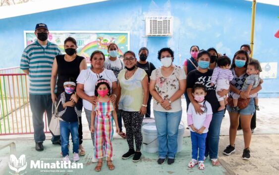 Dona Ayuntamiento pintura para mantenimiento de jardín de niños