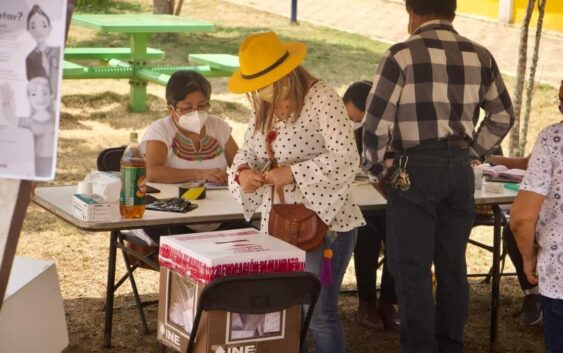 Acude Rosalba Rodríguez a emitir su voto para el ejercicio de revocación de mandato