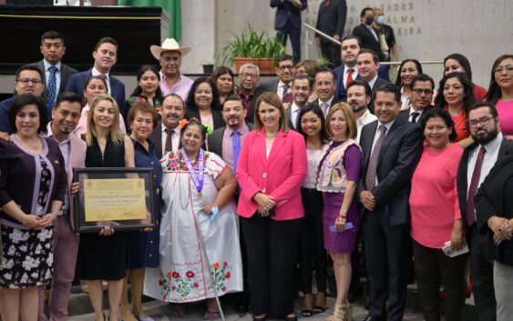 Diputados de oposición desaíran a galardonada del Premio Estatal de la Mujer