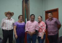 Entrega alcalde Juan Manuel Torres a diputada Margarita Corro, solicitud de pavimentación tramo Cuichapa-Xuchiles