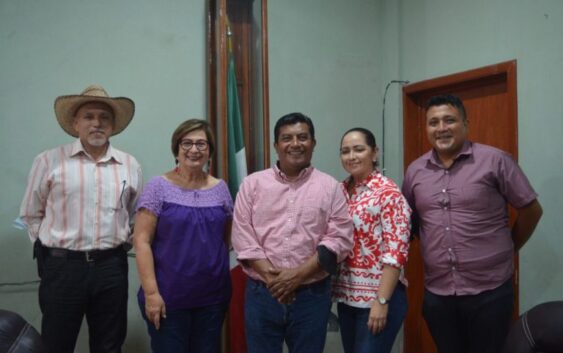 Entrega alcalde Juan Manuel Torres a diputada Margarita Corro, solicitud de pavimentación tramo Cuichapa-Xuchiles