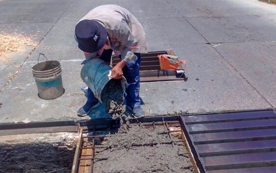 Rehabilitan trincheras y reponen rejillas en calles de Coatzacoalcos