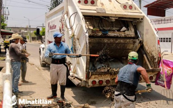 Realizan limpieza y desazolve del arroyo Acotope en Minatitlán