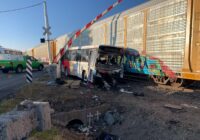 18 personas lesionadas, 3 de gravedad, 15 estables y una persona fallecida tras impacto de tren con autobús