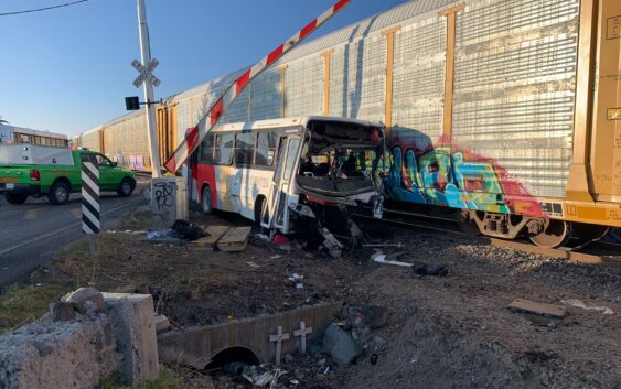 18 personas lesionadas, 3 de gravedad, 15 estables y una persona fallecida tras impacto de tren con autobús