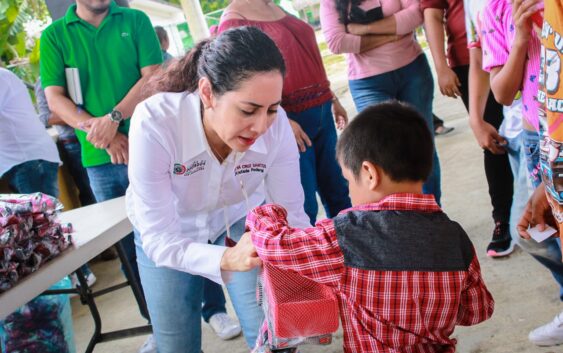 Celebra Tania Cruz a los niños de zonas rurales.