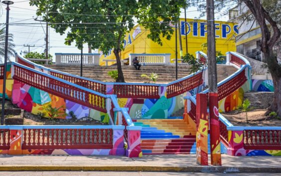 Un éxito los murales interactivos en escalinatas del Malecón Antiguo