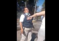 Mujer escupe en la cara a guardia en Metepec