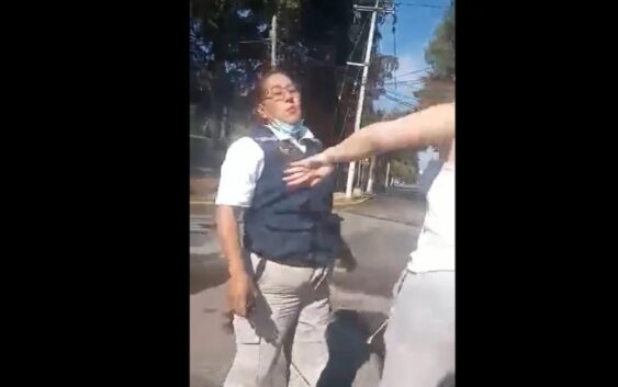 Mujer escupe en la cara a guardia en Metepec