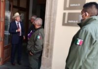 Ken Salazar llega a Palacio Nacional tras resolución de la Corte sobre Ley Eléctrica