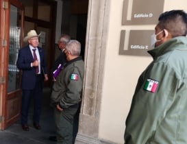 Ken Salazar llega a Palacio Nacional tras resolución de la Corte sobre Ley Eléctrica