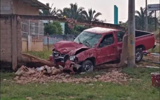 Sacerdote pierde control de su camioneta y mata a comerciante en la carretera Jáltipan-Acayucan