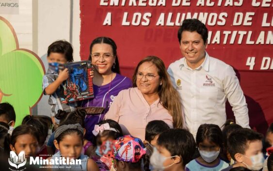 Realizan entrega de actas de nacimiento a niños del CAI en Minatitlán