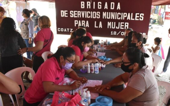 Acercan servicios de salud y belleza a mujeres del poniente de Coatzacoalcos