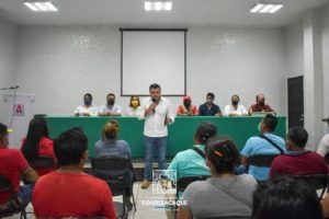 Se reúne el alcalde de Cosoleacaque Ponciano Vasquez Parissi con agentes y sub agentes municipales…