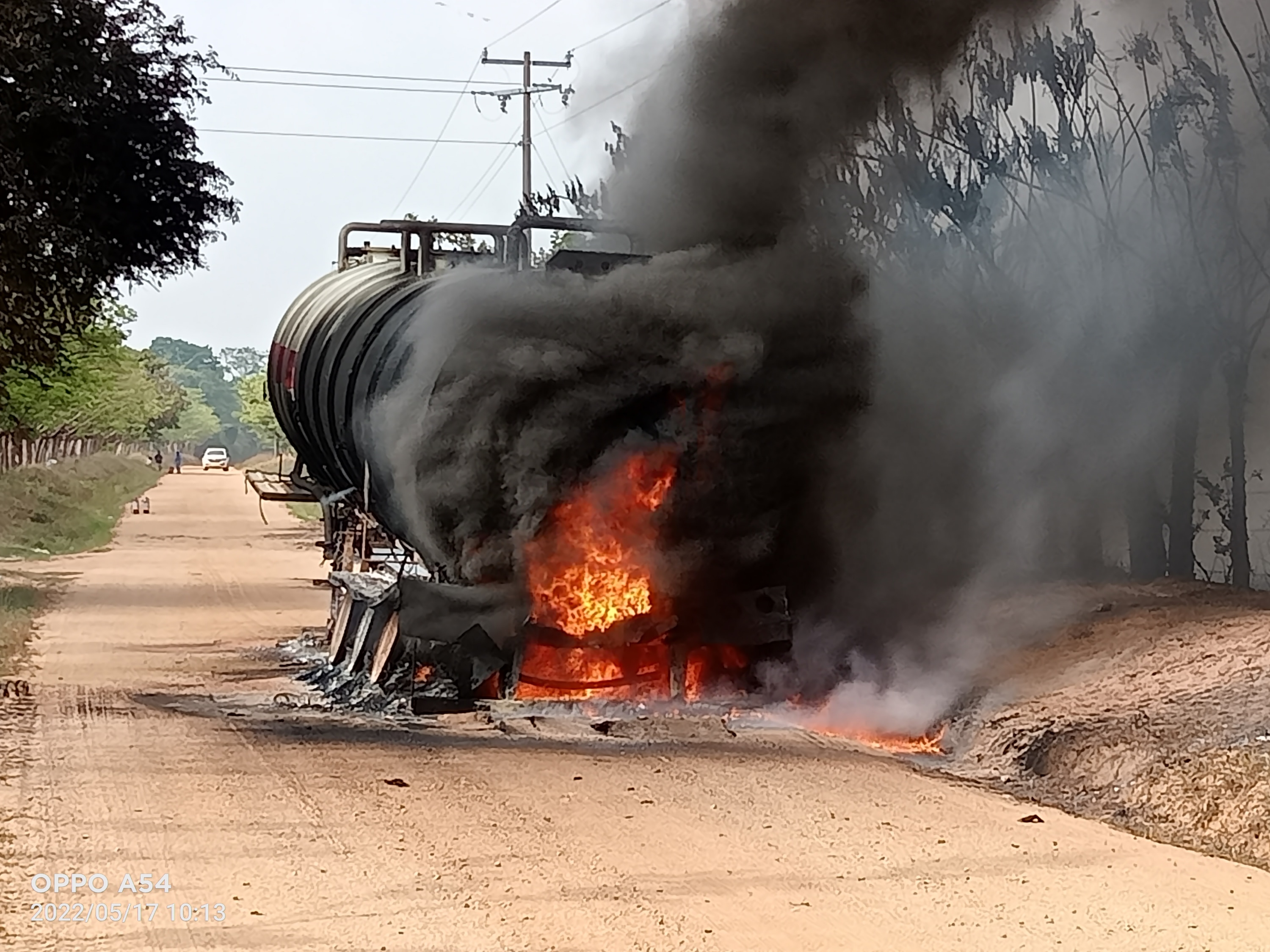 Se incendia pipa de empresa TITSA que transportaba aceite.
