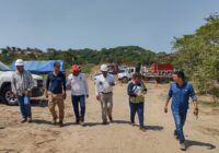 Esmeralda Mora, alcaldesa de Nanchital vigilando actividades de personal de PEMEX