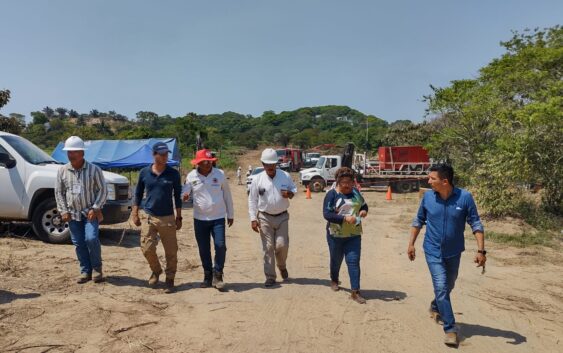 Esmeralda Mora, alcaldesa de Nanchital vigilando actividades de personal de PEMEX