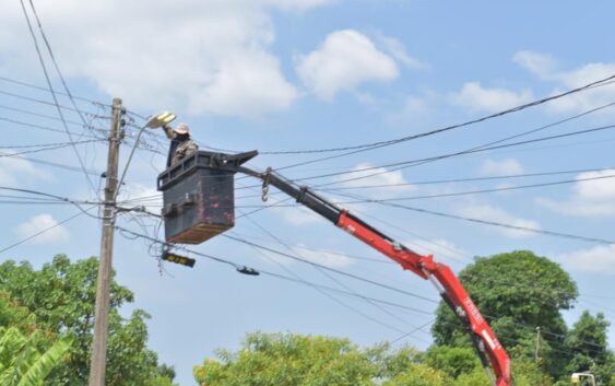 Con lámparas LED se actualiza el sistema de alumbrado público en la Colonia Jose F. Gutiérrez.