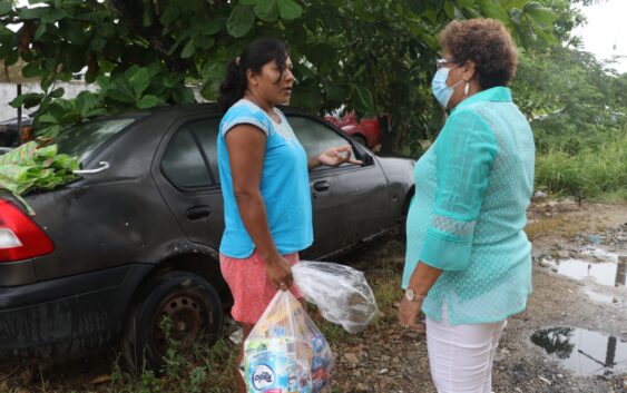 Llevan apoyos alimentarios a familias afectadas por contingencia