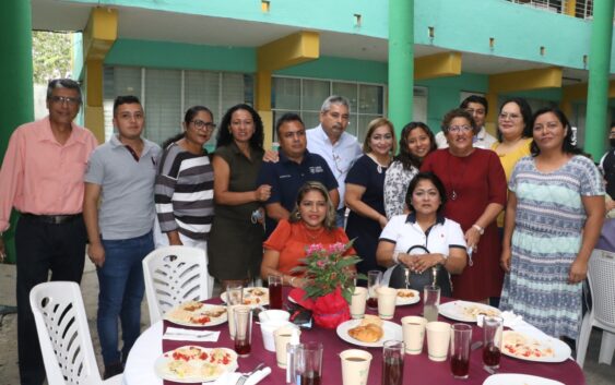 Festeja Ayuntamiento a maestros en Nanchital