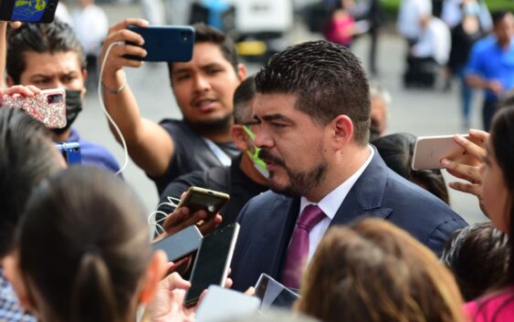 Al iniciar la administración, suspendió SEV a cuatro escuelas particulares por irregularidades, ofrecían cirugías estéticas o cosmetología.