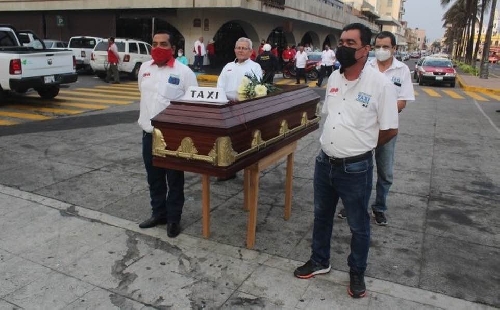 Taxistas llevan ataúd a malecón de Veracruz para protestar por alta inseguridad.