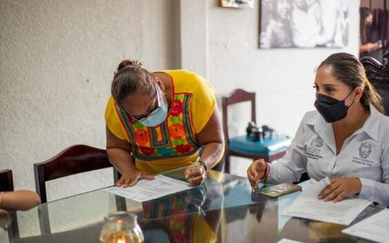 Entrega alcaldesa de Acayucan documentación para “Escuela garantizada, escritura garante”