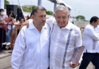 Obsequia Amado a López Obrador libro conmemorativo de la fundación de Coatzacoalcos Obsequia Amado a López Obrador libro conmemorativo de la fundación de Coatzacoalcos