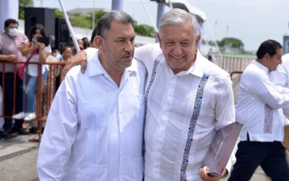 Obsequia Amado a López Obrador libro conmemorativo de la fundación de Coatzacoalcos