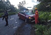 Automovilista choca con árbol caído.Afortunadamente resultó ileso.