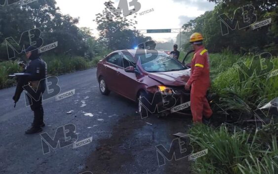 Automovilista choca con árbol caído.Afortunadamente resultó ileso.