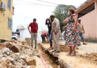 Supervisa Alcaldesa introducción de tubería en la San Miguel