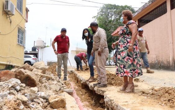 Supervisa Alcaldesa introducción de tubería en la San Miguel