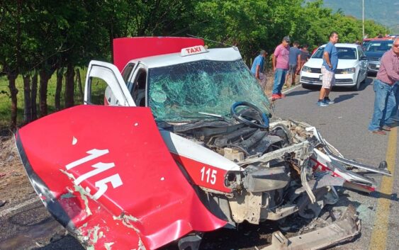 Queda por varios minutos, prensado un taxista en Coyutla