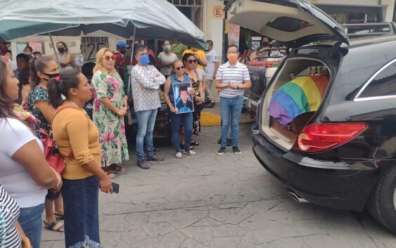 Consternación entre ciudadanía y comunidad LGBTI+ en el sepelio de Fernando Guerrero en Papantla…
